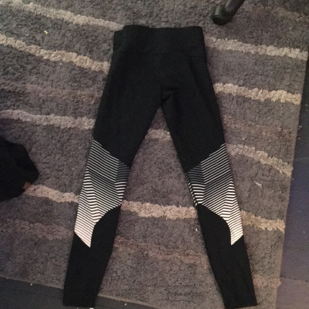 Black and white under armor leggings